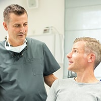 Implantologie-Behandlung: Dr.Mintert und Patient