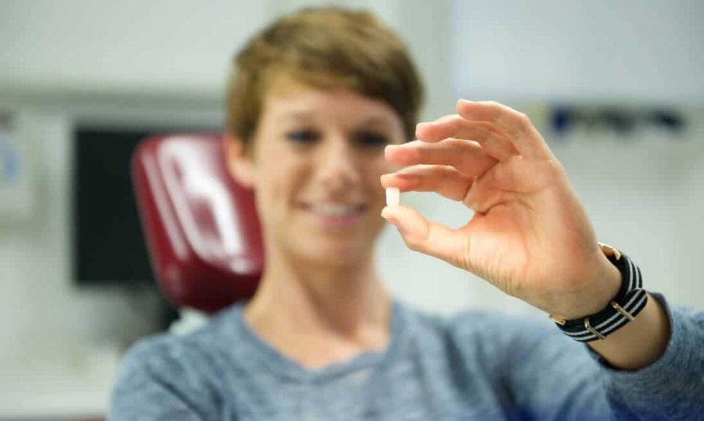Hand mit Keramik-Veneers im Fokus in der Zahnärztlichen Praxisklinik herne