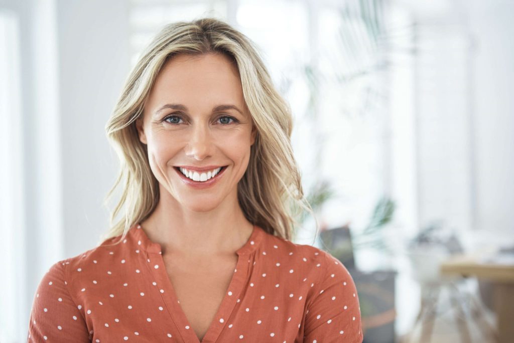 frau blond 50 leachelt schoene zaehne