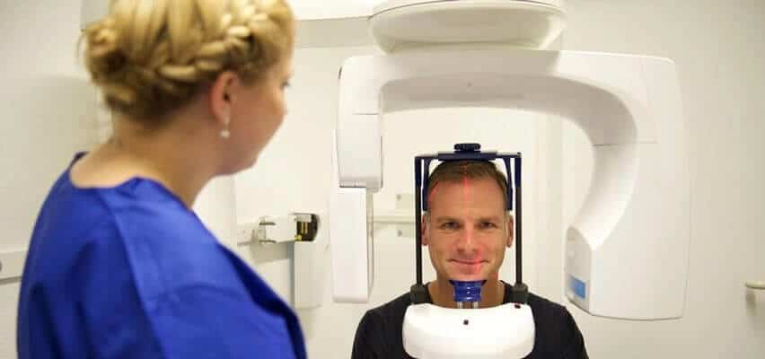 Modernste Technik und schonende Verfahren für Implantate wie in einer Zahnklinik