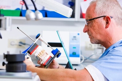 Zahntechniker im Dentallabor