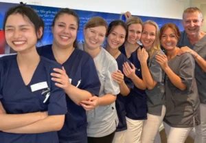 Teamfoto aus 5 Mitarbeiterinnen der ZPK Herne sowie den Zahnärztinnen Katja Grunwald, Janda Ahmad und Zahnarzt Dr. Rüdiger Mintert