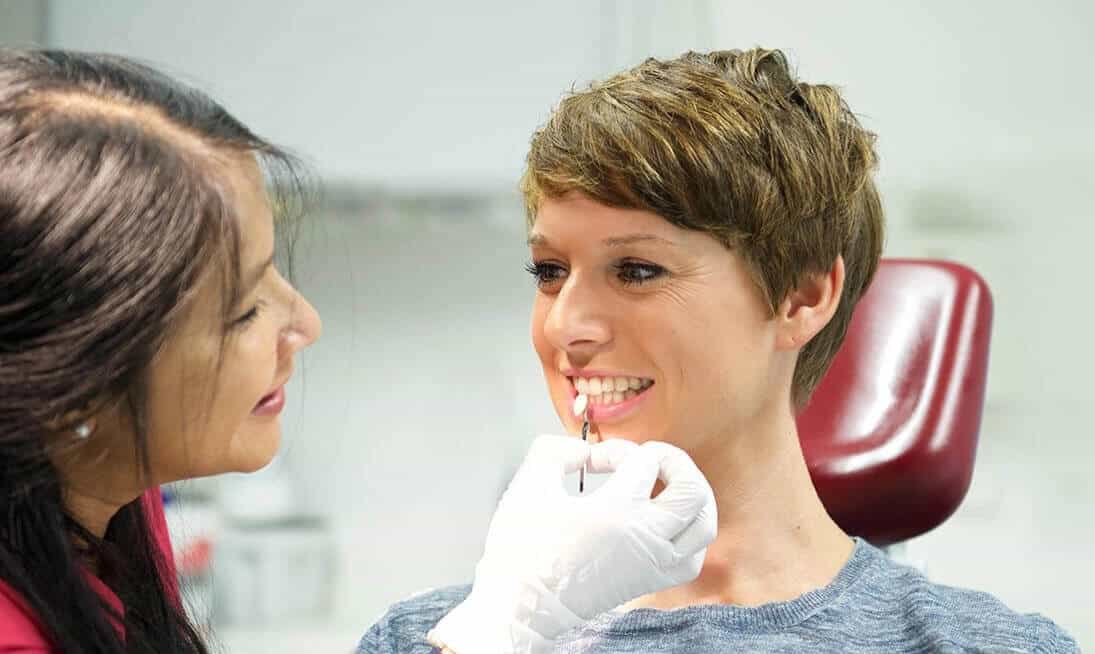 Farbanalyse der Schneidezähne bei einer Ästhetik-Behandlung in der ZPK Herne