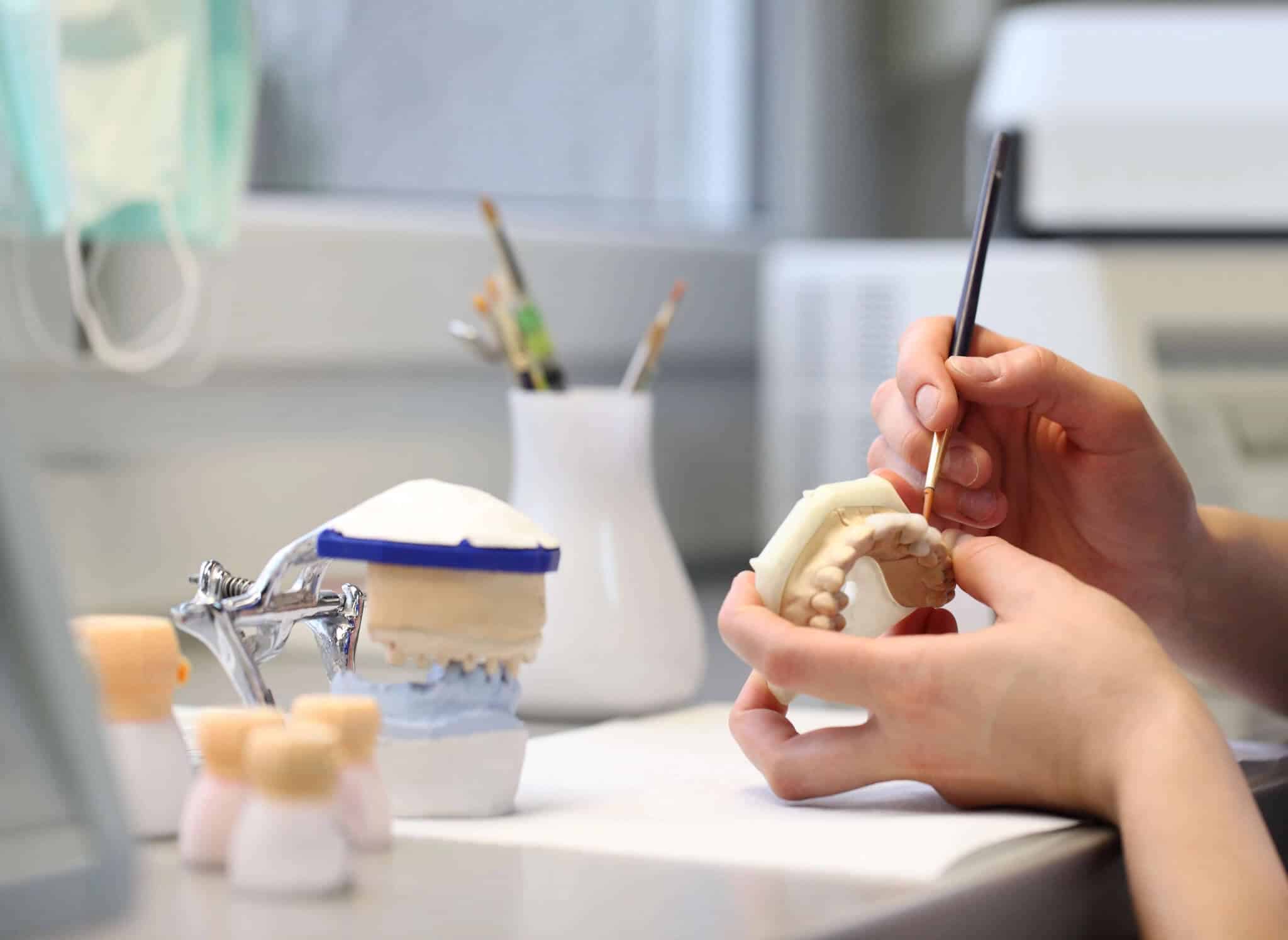 Zahntechniker bei der Arbeit an Zahnersatz in der Praxisklinik Herne
